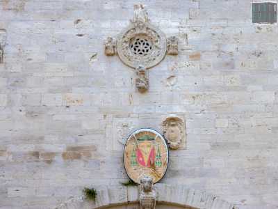 E poi ancora tre stemmi episcopali al di sopra del portale centrale...